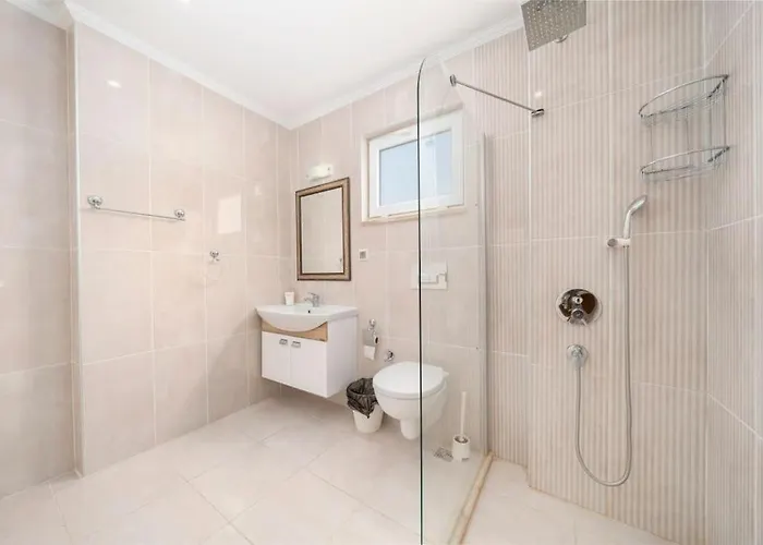 Oezel Havuzlu Bueyuek - Kalkan Plaja Sadece 200mt Villa