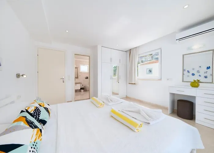 Oezel Havuzlu Bueyuek - Kalkan Plaja Sadece 200mt Villa